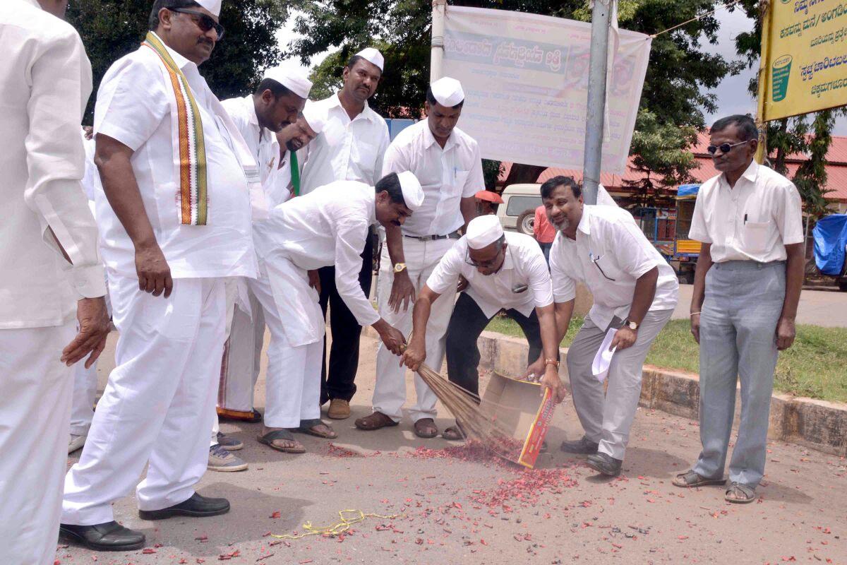 ಪೊರಕೆ ಹಿಡಿದು ರಸ್ತೆ ಗುಡಿಸಿದ ಶಾಸಕ ಶ್ರೀನಿವಾಸ್